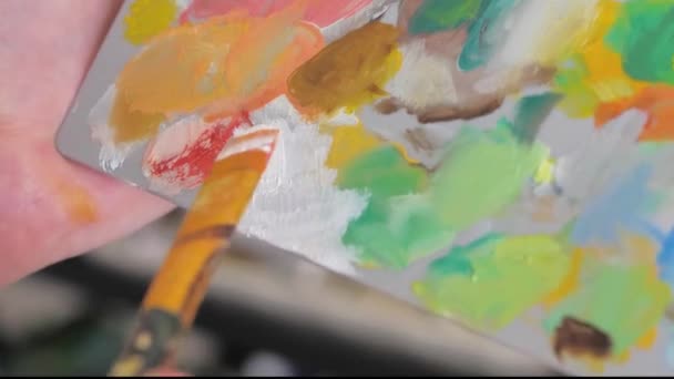 Weibliche Hand Mischt Malfarben Mit Einem Pinsel Auf Einer Palette — Stockvideo