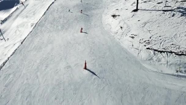 Flygfoto Vintersportmän Rider Ner Vit Snöig Sluttning Solig Dag Högkvalitativ — Stockvideo