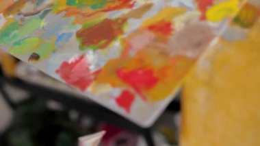 Kız elleri palete boya ekler, sanat eserleri video 4K 'yi kapatır. Yüksek kalite 4k görüntü