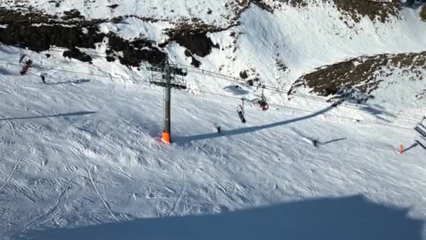 在安道尔的滑雪胜地 空中俯瞰着多雪的高山 坐着轮椅 户外运动滑雪板 高质量的4K镜头 — 图库视频影像