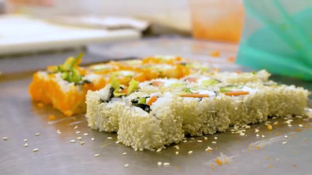 Különböző Hagyományos Japán Sushi Szett Felvétel Lezárva Kiváló Minőségű Felvételek — Stock videók