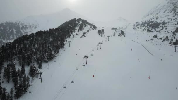 滑雪场的空中景观 斜坡和从上方升降 高山背景 高质量的4K镜头 — 图库视频影像