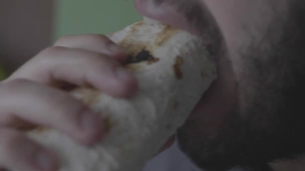 Joven Comiendo Sabroso Rollo Pollo Kebab Comida Rápida Apetito Cerca — Vídeos de Stock