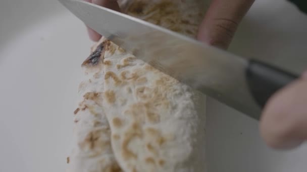 Close Tangan Manusia Memotong Kebab Roll Doner Dengan Pisau Piring — Stok Video