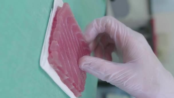 Pionowe Wideo Zbliżenie Rąk Tnących Czerwone Ryby Szef Kuchni Sushi — Wideo stockowe