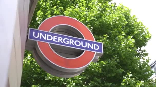 Podziemny Znak Londynie Przy Wejściu Stacji Metra Wysokiej Jakości Materiał — Wideo stockowe