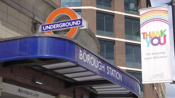 Σταθμός Borough Υπόγεια Πινακίδα Στο Λονδίνο Στην Είσοδο Του Μετρό — Αρχείο Βίντεο