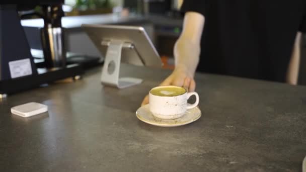 Мужчина Дает Готовый Кофе Капучино Форме Сердца Бариста Кофейня Высококачественные — стоковое видео