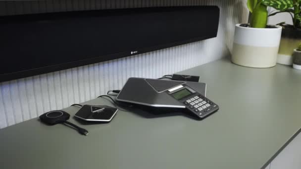 スマートホームデバイスは 木製のテーブルの上に配置されます 高品質4K映像 — ストック動画