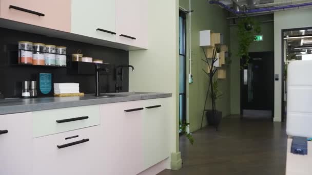Câmera Abrange Uma Moderna Sala Estar Aberta Com Cozinha Imagens — Vídeo de Stock