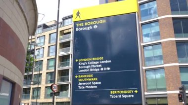 Borough İstasyonu yakınlarındaki Borough High Street tabelaları yer altında. Yüksek kaliteli FullHD görüntüler