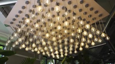Tavanda güzel retro lambalar. Tungsten lifli Edison lambaları. İç dekorasyon. Yüksek kaliteli FullHD görüntüler