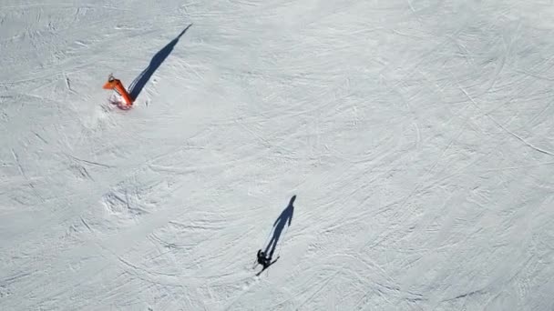 Topprankade Skidåkare Turist Ridning Nedförsbacke Sluttning Vintern Skidort Drone Skott — Stockvideo