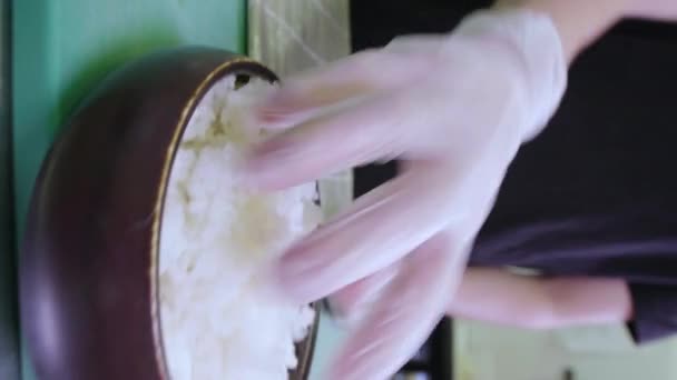 Шеф Візьме Варений Рис Приготування Суші Використанням Риби Рисових Інгредієнтів — стокове відео