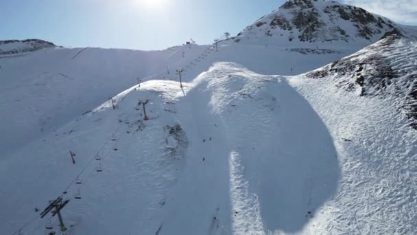 Revelación Aérea Estación Esquí Carretera Invierno Con Picos Nevados Cordillera — Vídeo de stock
