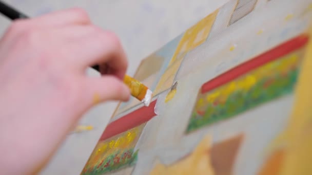 女の子アーティストの手のクローズアップショット ドローイングオイル絵画を保持 高品質4K映像 — ストック動画