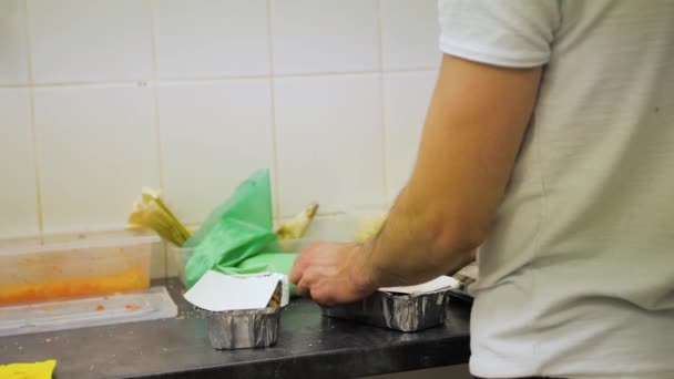 Mężczyzna Pakuje Jedzenie Paczki Zamawia Dostawę Wynos Kuchni Restauracyjnej Wysokiej — Wideo stockowe