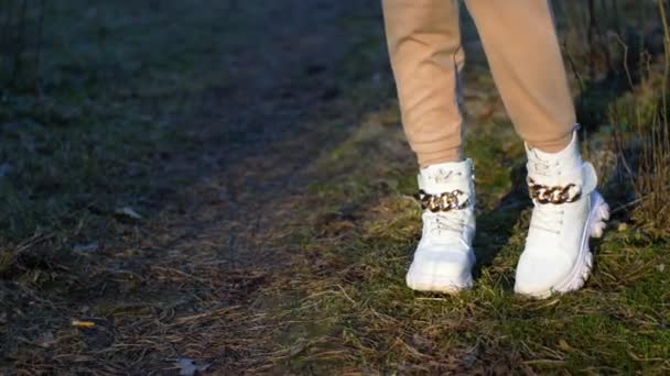 Donna Pantaloni Stivali Bianchi Cammina Nel Parco Una Ragazza Che — Video Stock