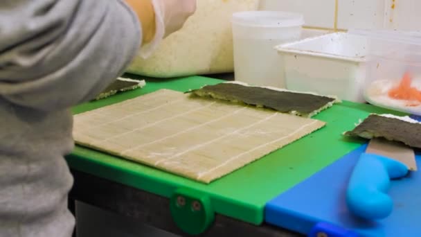 Dokonywanie Azjatyckich Sushi Żywności Szef Kuchni Przygotowuje Sushi Nori Ryżu — Wideo stockowe