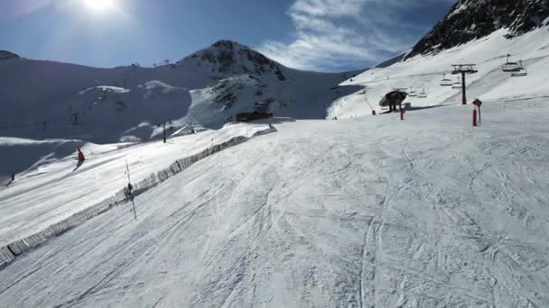 スキー場の空中ビュー スポーツに囲まれたスキーコースを飛んでいます 高品質4K映像 — ストック動画
