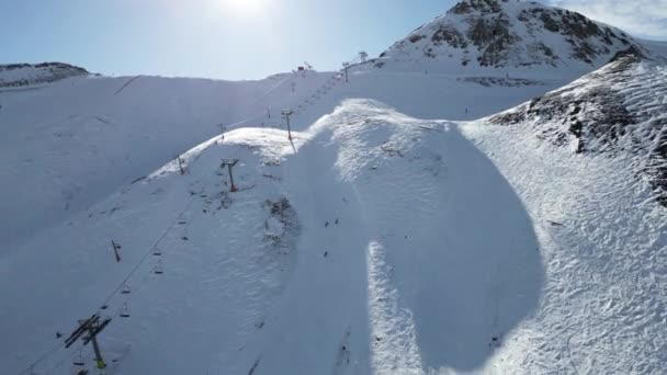 Revelação Aérea Highway Winter Ski Resort Com Picos Snowy Mountain — Vídeo de Stock