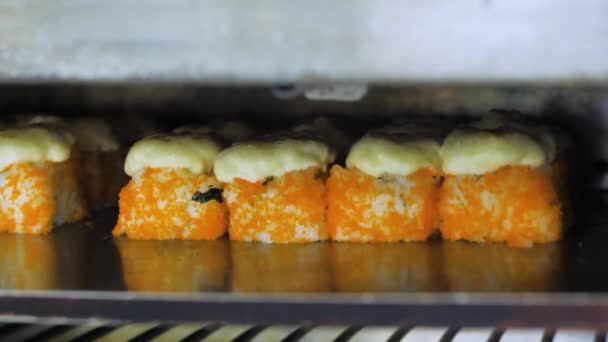 Proses Persiapan Dan Pemanggangan Sushi Panas Dalam Kue Makanan Segar — Stok Video
