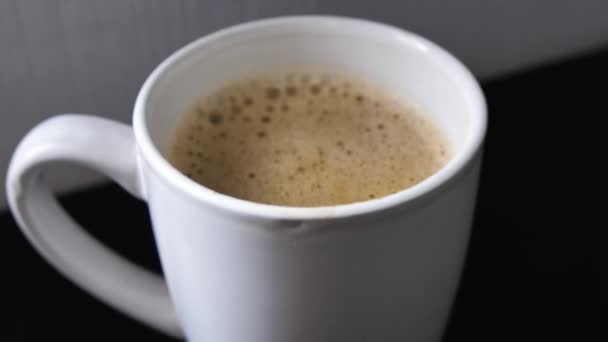 Zoom Fuori Colpo Tazza Bianca Con Caffè Con Latte Bevanda — Video Stock