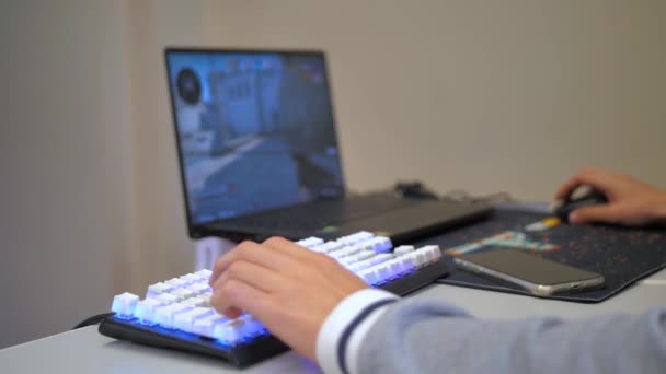 用Rgb白色键盘和笔记本电脑关闭游戏程序游戏玩家 高质量的4K镜头 — 图库视频影像
