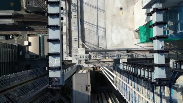 建設労働者のトップの空中ビューは プロジェクトの建築面積を歩く 高品質4K映像 — ストック動画