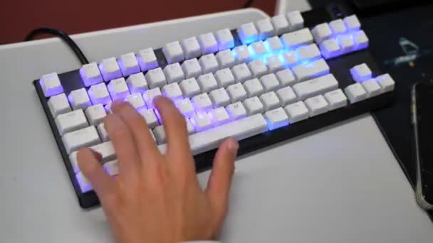 Крупним Планом Про Кіберспорт Геймер Грає Гру Білою Клавіатурою Rgb — стокове відео