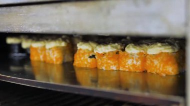 Fırında sıcak suşi pişirme süreci. Yüksek kalite 4k görüntü