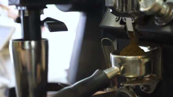 Barista Κάνει Latte Καπουτσίνο Μια Μηχανή Καφέ Υψηλής Ποιότητας Υλικό — Αρχείο Βίντεο