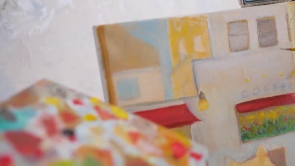 在画布上涂上油的女性手绘图片特写 高质量的4K镜头 — 图库视频影像