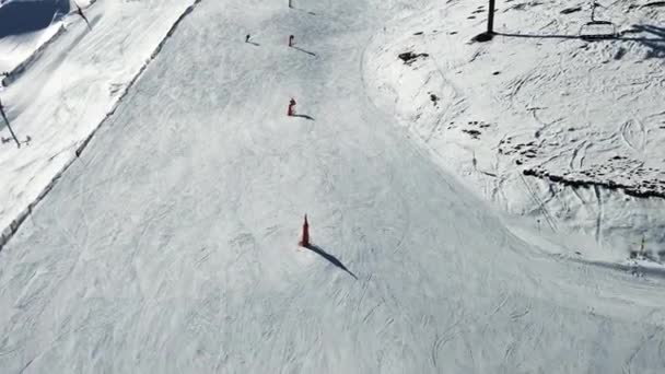 Légi Kilátás Téli Sportolók Lovaglás Egy Fehér Havas Lejtőn Egy — Stock videók