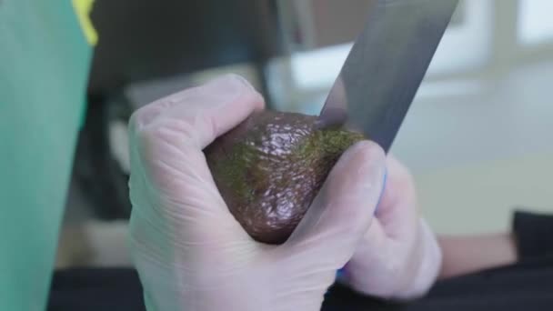 戴手套的手割破鳄梨 放在桌上 健康的素食早餐 高质量的4K镜头 — 图库视频影像