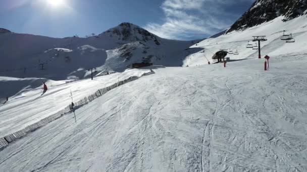 Kayak Merkezinin Havadan Görünüşü Dağlarla Çevrili Kayak Pistinde Uçmak Seyahat — Stok video