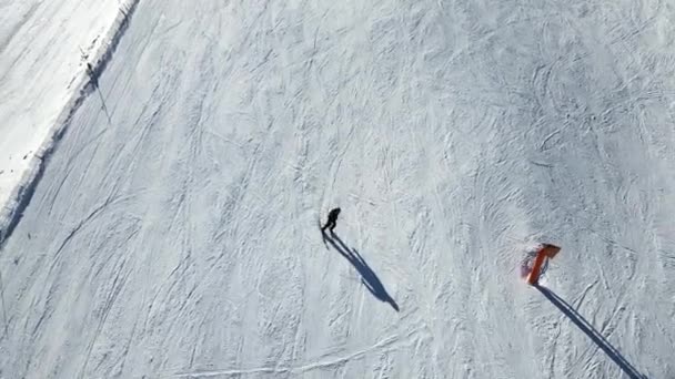 Luchtfoto Volgen Uitzicht Actief Skiën Top Hoge Berg Bij Skigebied — Stockvideo