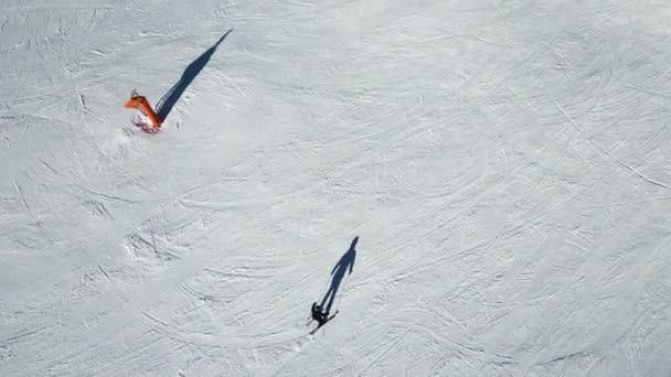 Вид Сверху Горнолыжный Спуск Горнолыжном Курорте Дрон Выстрел Катание Лыжах — стоковое видео