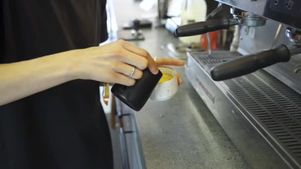 Barista Ρίχνει Γάλα Στον Καφέ Κάνει Latte Cappuccino Τέχνη Υψηλής — Αρχείο Βίντεο