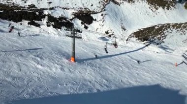 Andorra 'daki kayak merkezinde iskemle kaldırma ile karlı dağın üzerinden hava manzarası. Açık havada kayak sporu. Yüksek kalite 4k görüntü