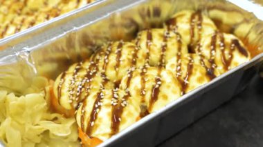 Teriyaki soslu yengeç kremalı sıcak rulo, susam ve zencefil. Yüksek kalite 4k görüntü