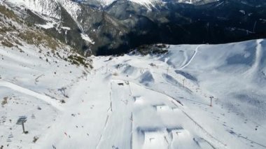 Güzel Kış Dağı manzarası, Hava Çekimi. Kayak merkezi Top View. Güneşli bir gün. Yüksek kalite 4k görüntü