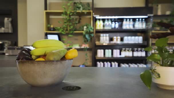 咖啡架上的水果和植物 在咖啡店里高质量的4K镜头 — 图库视频影像