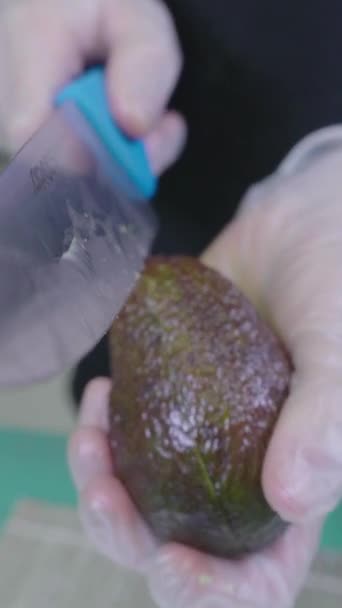 Man Handen Gesneden Helften Open Rijpe Avocado Aanrecht Verticale Video — Stockvideo