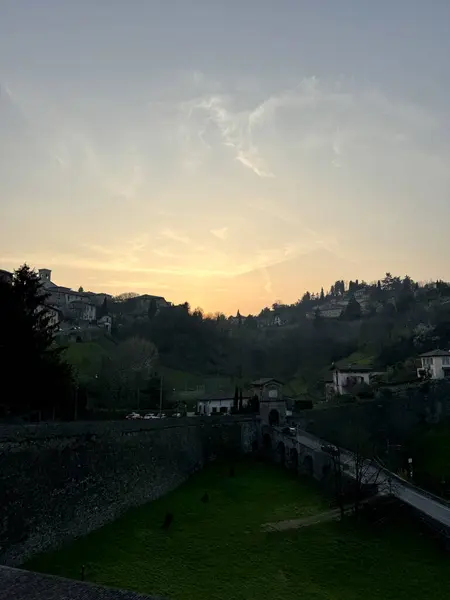 Citta Alta Bergamo 'da günbatımı, şehrin yukarısındaki geleneksel İtalyan evi Bergamo. Yüksek kalite fotoğraf