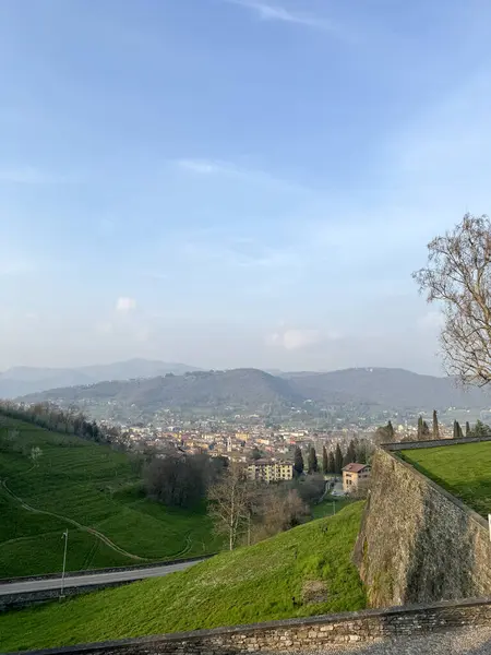 Citta Alta Bergamo tarihi merkezi, İtalya 'nın yukarısındaki geleneksel İtalyan evi. Yüksek kalite fotoğraf