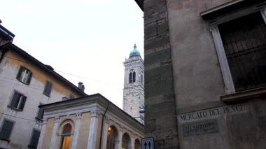 İtalya, Bergamo 'daki Santa Maria Maggiore Katedrali. Duvarlarında kemerler ve freskler olan katolik bir bazilikanın antik mimarisi. Yüksek kalite 4K görüntü. Yüksek kalite 4k görüntü