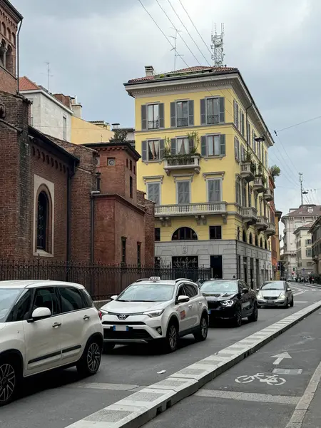 Milan 'daki City Street' in dikey fotoğrafı. Yüksek kalite fotoğraf