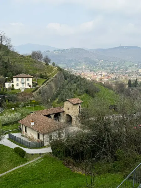Citta Alta Bergamo, geleneksel İtalyan evi, şehrin yukarısında Bergamo. Yüksek kalite fotoğraf