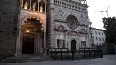 Bergamo 'daki Santa Maria Maggiore' nin Majestic Katedrali. İtalyan Şehir Manzarası 'nda kemerler, freskler ve mozaikler olan bir Mimari Mucize. Yüksek kalite 4k görüntü.